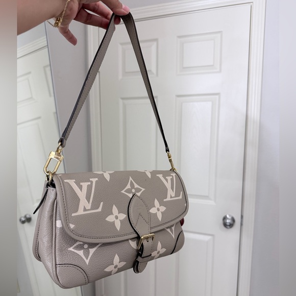 Louis Vuitton Beige Monogram Shoulder Bag - Picture 3 of 8